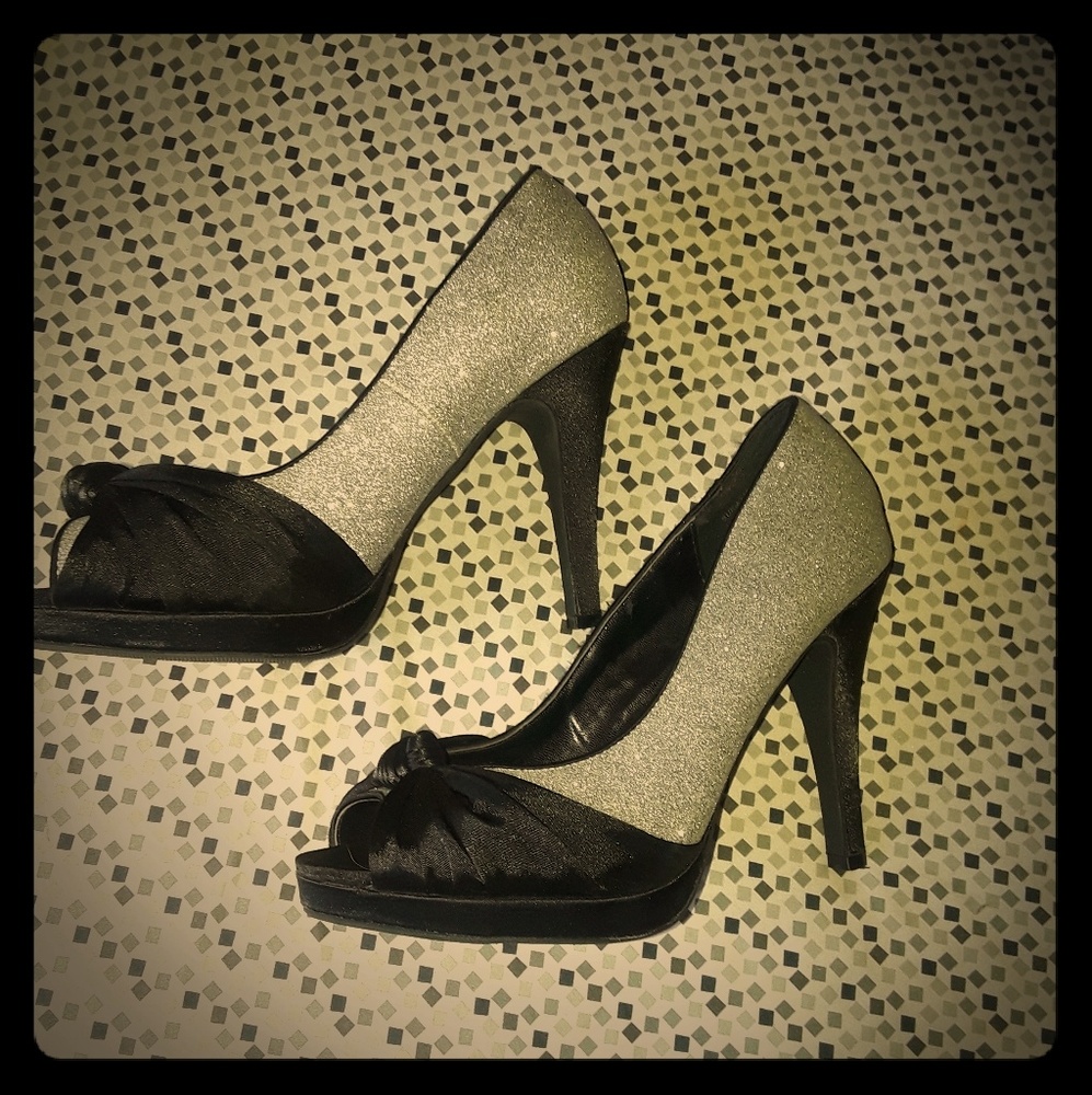 Black & Silver peekaboo toe pumps, size 8
